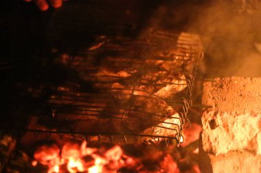 Bir ızgarada Somon ızgara biftek. Yangın alev ızgara. Restoran ve Bahçe mutfak. Bahçe partisi. Sağlıklı yemek.