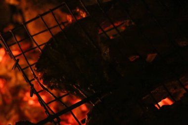 Bir ızgarada Somon ızgara biftek. Yangın alev ızgara. Restoran ve Bahçe mutfak. Bahçe partisi. Sağlıklı yemek.