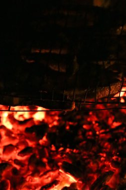 Bir ızgarada Somon ızgara biftek. Yangın alev ızgara. Restoran ve Bahçe mutfak. Bahçe partisi. Sağlıklı yemek.