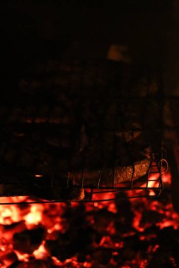 Bir ızgarada Somon ızgara biftek. Yangın alev ızgara. Restoran ve Bahçe mutfak. Bahçe partisi. Sağlıklı yemek.