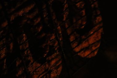 Bir ızgarada Somon ızgara biftek. Yangın alev ızgara. Restoran ve Bahçe mutfak. Bahçe partisi. Sağlıklı yemek.