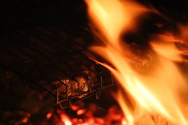 Bir ızgarada Somon ızgara biftek. Yangın alev ızgara. Restoran ve Bahçe mutfak. Bahçe partisi. Sağlıklı yemek.
