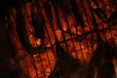 Bir ızgarada Somon ızgara biftek. Yangın alev ızgara. Restoran ve Bahçe mutfak. Bahçe partisi. Sağlıklı yemek.