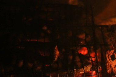 Bir ızgarada Somon ızgara biftek. Yangın alev ızgara. Restoran ve Bahçe mutfak. Bahçe partisi. Sağlıklı yemek.