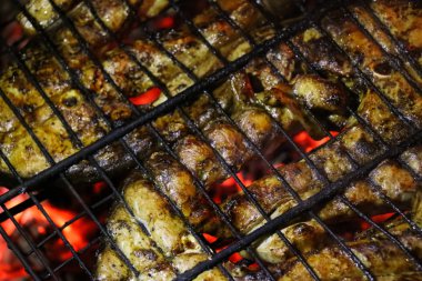 Bir ızgarada Somon ızgara biftek. Yangın alev ızgara. Restoran ve Bahçe mutfak. Bahçe partisi. Sağlıklı yemek.