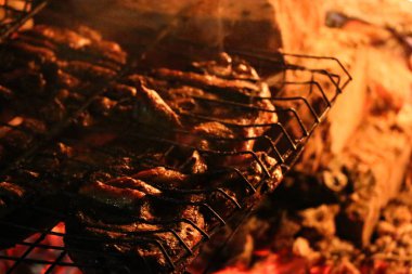 Bir ızgarada Somon ızgara biftek. Yangın alev ızgara. Restoran ve Bahçe mutfak. Bahçe partisi. Sağlıklı yemek.