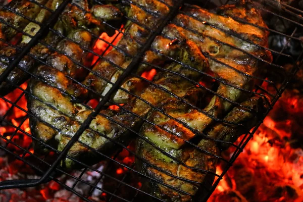 Bir ızgarada Somon ızgara biftek. Yangın alev ızgara. Restoran ve Bahçe mutfak. Bahçe partisi. Sağlıklı yemek.