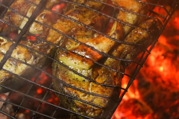 Bir ızgarada Somon ızgara biftek. Yangın alev ızgara. Restoran ve Bahçe mutfak. Bahçe partisi. Sağlıklı yemek.