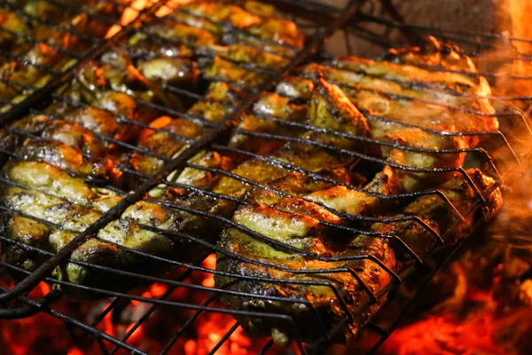 Filetes Salmón Parrilla Parrilla Llama Fuego Restaurante Cocina Jardín Fiesta — Foto de Stock