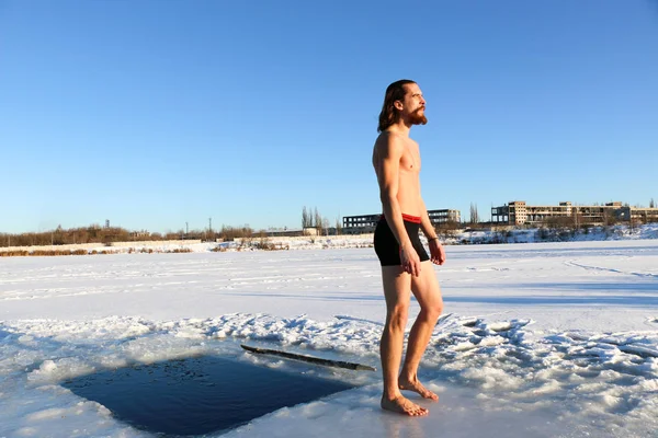 Ung Smal Snygg Sportig Man Med Ett Rött Skägg Och — Stockfoto