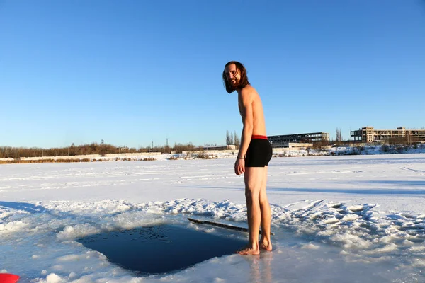 Ung Smal Snygg Sportig Man Med Ett Rött Skägg Och — Stockfoto