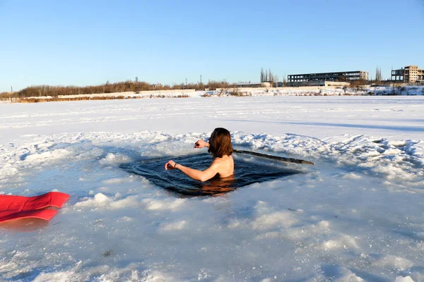 赤ひげと長い髪 スリム ハンサムなスポーティな男 ウクライナに雪の風景に対して 冬に冷たい水に飛び込む — ストック写真