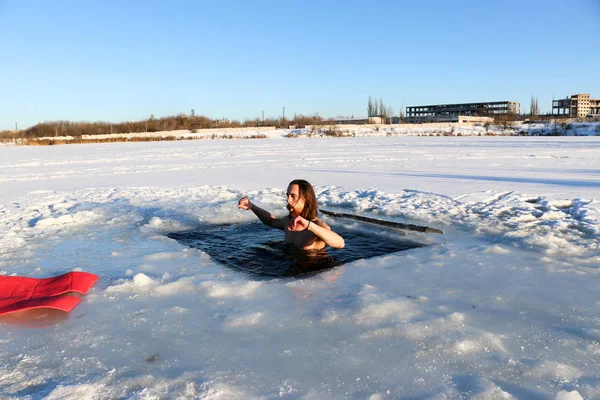 赤ひげと長い髪 スリム ハンサムなスポーティな男 ウクライナに雪の風景に対して 冬に冷たい水に飛び込む — ストック写真
