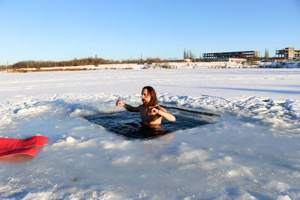 赤ひげと長い髪 スリム ハンサムなスポーティな男 ウクライナに雪の風景に対して 冬に冷たい水に飛び込む — ストック写真