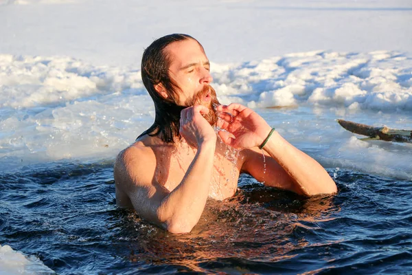 Un jeune homme se prépare à plonger dans le trou de glace. Hiver, froid, eau libre . — Photo