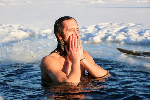 Un jeune homme se prépare à plonger dans le trou de glace. Hiver, froid, eau libre . — Photo