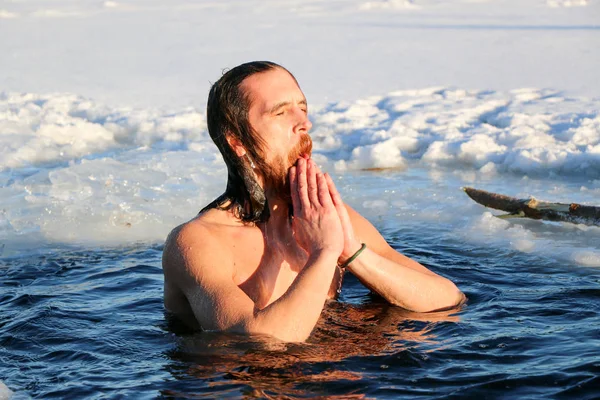 Un jeune homme se prépare à plonger dans le trou de glace. Hiver, froid, eau libre . — Photo