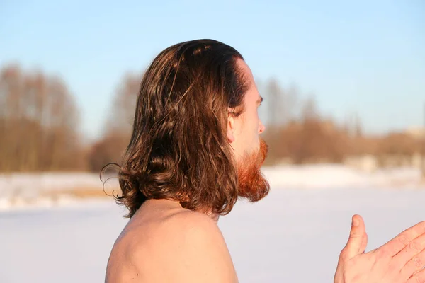 若い男立って氷の穴と冬の水で泳ぐ準備 — ストック写真