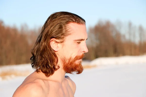 若い男立って氷の穴と冬の水で泳ぐ準備 — ストック写真