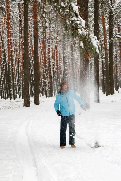 Portrét Veselý Pohledný Mladý Muž Červenou Bradku Zimě Borovém Lese — Stock fotografie