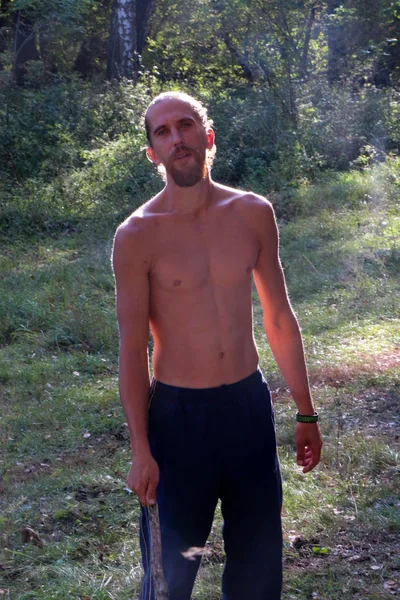 Retrato Jovem Bonito Com Uma Barba Vermelha Cabelos Longos Floresta — Fotografia de Stock