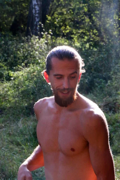 Retrato Joven Guapo Con Barba Roja Pelo Largo Bosque Iluminado —  Fotos de Stock