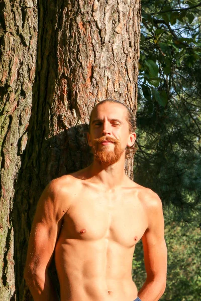 Kızıl Sakal Ormanda Uzun Saç Yakışıklı Bir Genç Adam Portresi — Stok fotoğraf