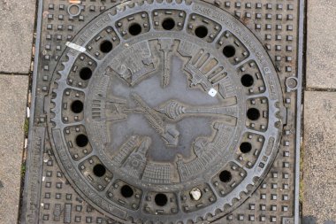 Tv Kulesi, Brandenburg Kapısı ve Federal Meclisi gibi Berlin'in en popüler yerlerinden featuring Almanya Berliner kanalizasyon kapağı.