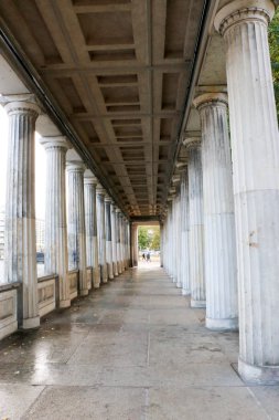 Eski Ulusal Galerisi Müze Adası, Berlin, Almanya dışında Colonnade avluda Dor sütunları.