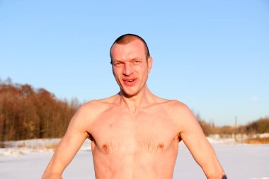 Genç iyi seyir ve çekici adam ile kas bir buz banyosu aldıktan sonra alarak vücut. yakışıklı çekici erkek yüzme havuzu yanında duş. su damlaları onun Gövde üzerinde düşer. Güneşli kış günü Ukrayna, Shostka