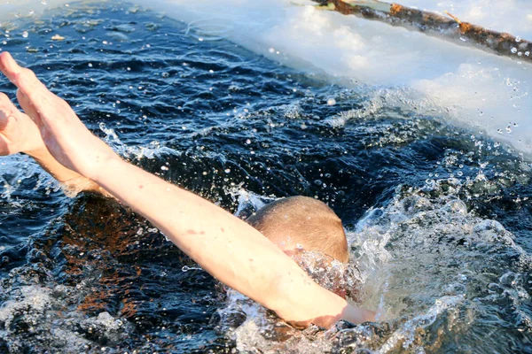 Hombre Joven Delgado Guapo Fuerte Atlético Desnudo Sumergiéndose Agua Helada —  Fotos de Stock