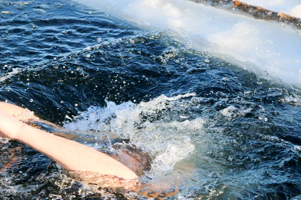 Hombre Joven Delgado Guapo Fuerte Atlético Desnudo Sumergiéndose Agua Helada — Foto de Stock