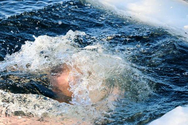 Hombre Joven Delgado Guapo Fuerte Atlético Desnudo Sumergiéndose Agua Helada — Foto de Stock