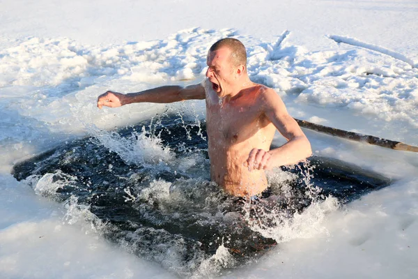 スリム ハンサムな強い アスレチック男 雪の風景に対して 冬に氷の水に飛び込むこと明るい晴れた日多くの美しいドロップし ウクライナ — ストック写真