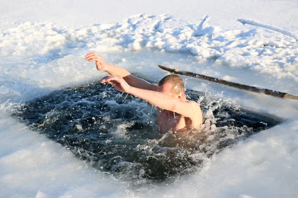 Young Slim Handsome Strong Athletic Man Naked Diving Icy Water — Stock Photo, Image