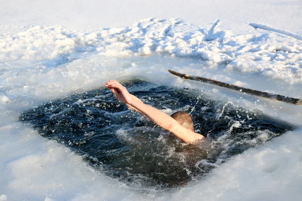 スリム ハンサムな強い アスレチック男 雪の風景に対して 冬に氷の水に飛び込むこと明るい晴れた日多くの美しいドロップし ウクライナ — ストック写真