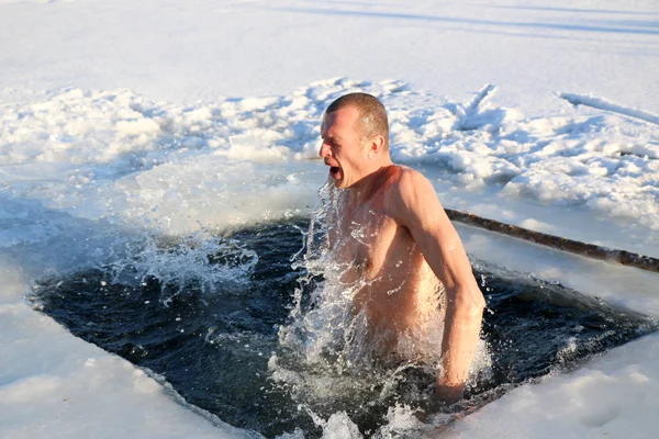 Young Slim Handsome Strong Athletic Man Naked Diving Icy Water — Stock Photo, Image