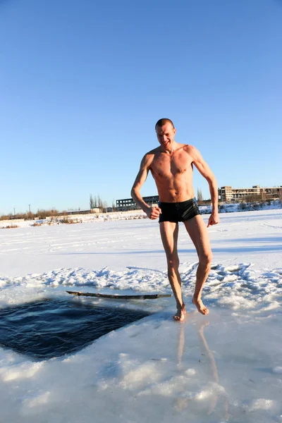 Genç Ince Yakışıklı Sportif Çıplak Adam Kışın Karlı Sanayi Peyzaj — Stok fotoğraf
