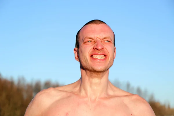 年轻的好看和有吸引力的男人与肌肉的身体 采取后 洗冰浴 漂亮迷人的男人在游泳池旁边洗澡 水滴落在他的躯干上 阳光明媚的冬日在乌克兰 肖斯卡 — 图库照片