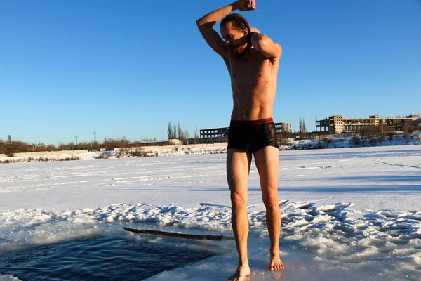 赤ひげと長い髪 裸産業雪景色の中で 氷の水に飛び込むことウクライナ カ後冬で若い スリム ハンサムなスポーティな男 — ストック写真