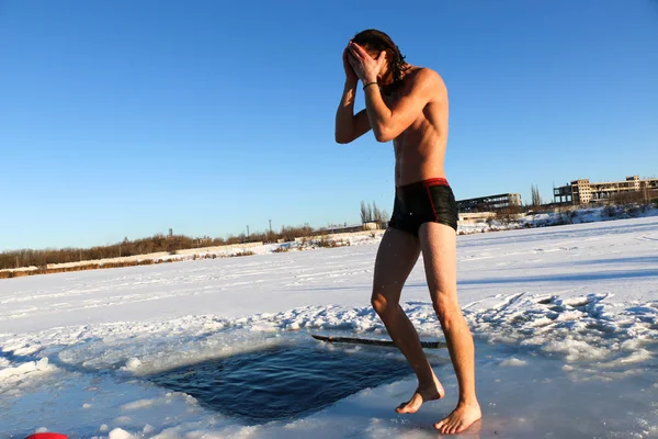 Ung Smal Snygg Sportig Man Med Ett Rött Skägg Och — Stockfoto