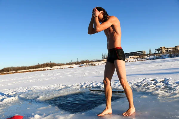赤ひげと長い髪 裸産業雪景色の中で 氷の水に飛び込むことウクライナ カ後冬で若い スリム ハンサムなスポーティな男 — ストック写真