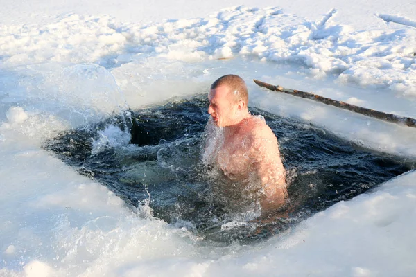 생기고 강하고 화창한 풍경에 겨울에 물으로 다이빙 많아요 우크라이나 Shostka — 스톡 사진
