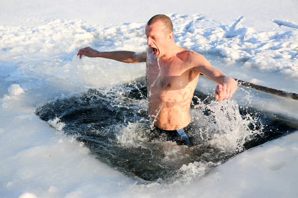 スリム ハンサムな強い アスレチック男 雪の風景に対して 冬に氷の水に飛び込むこと明るい晴れた日多くの美しいドロップし ウクライナ — ストック写真