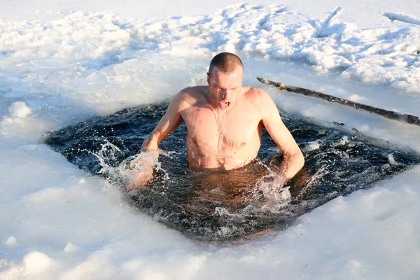 スリム ハンサムな強い アスレチック男 雪の風景に対して 冬に氷の水に飛び込むこと明るい晴れた日多くの美しいドロップし ウクライナ — ストック写真