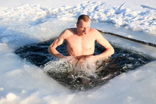 スリム ハンサムな強い アスレチック男 雪の風景に対して 冬に氷の水に飛び込むこと明るい晴れた日多くの美しいドロップし ウクライナ — ストック写真