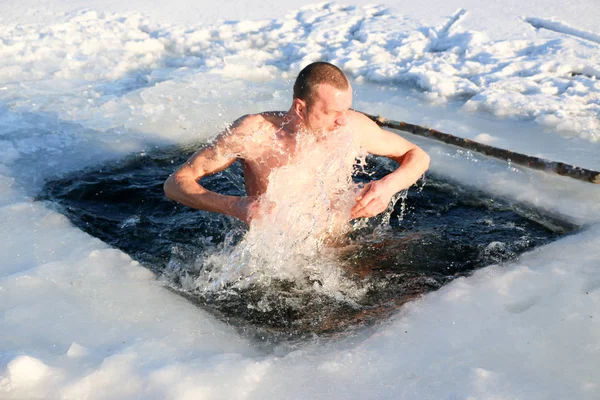 Young Slim Handsome Strong Athletic Man Naked Diving Icy Water — Stock Photo, Image