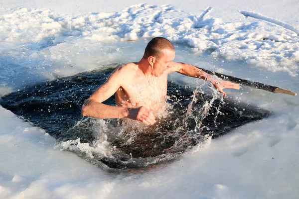 Молодой Стройный Красивый Сильный Спортивный Мужчина Обнаженный Ныряющий Ледяную Воду — стоковое фото