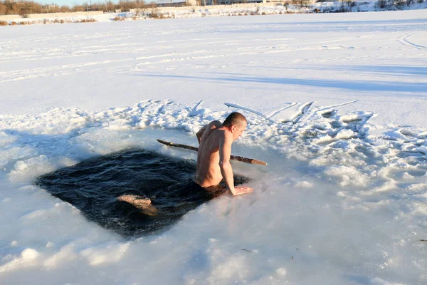 スリム ハンサムなスポーティな男 裸産業雪景色の中で 氷の水に飛び込むことウクライナ カ後冬 — ストック写真