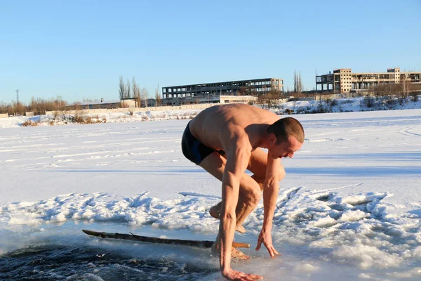 물으로 우크라이나 Shostka 다이빙 겨울에 잘생긴 스포티 — 스톡 사진